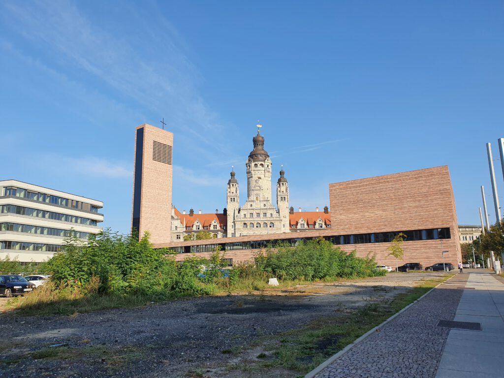 Propsteikirche St. Trinitatis Leipzig, im Hintergrund das Neue Rathaus