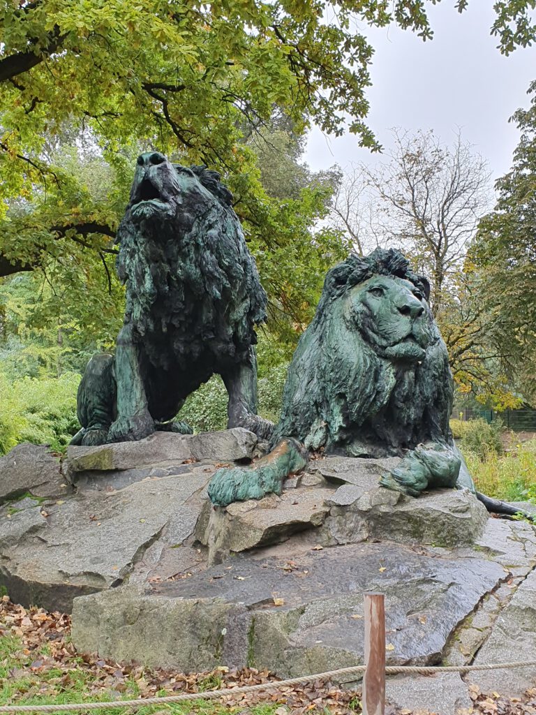 Löwenstatue im Tierpark Berlin